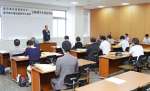 鹿児島市長選と市議補選の立候補予定者説明会に出席する陣営関係者ら＝２２日、市役所