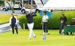 雨の中、ティーショットを打つ選手＝２２日、霧島市の溝辺ＣＣ