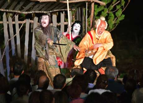 〈別カット〉気迫のこもった立ちまわりを演じる俊寛役の中村勘九郎さん（左）ら＝２２日午後８時５分、三島村硫黄島