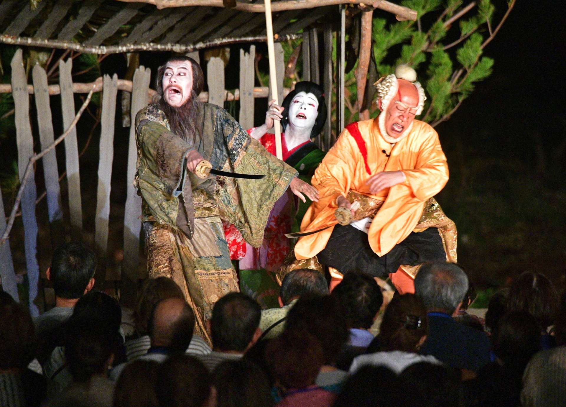 〈別カット〉気迫のこもった立ちまわりを演じる俊寛役の中村勘九郎さん（左）ら＝２２日午後８時５分、三島村硫黄島