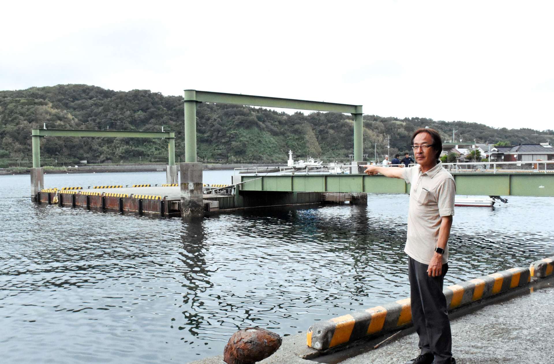 沖合で小型船に乗り換えたクルーズ客が上陸する予定の浮桟橋＝２２日、指宿市の山川漁港