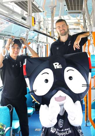 ラッピングバス試乗するレブナイズのマット・ハームス選手。頭が天井にぶつかりそう…