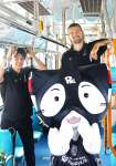 ラッピングバス試乗するレブナイズのマット・ハームス選手。頭が天井にぶつかりそう…