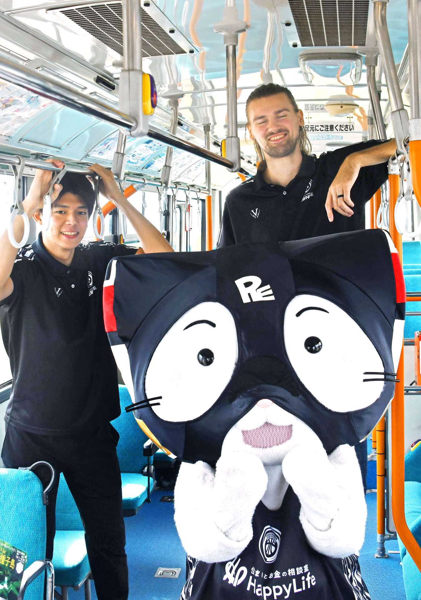 ラッピングバス試乗するレブナイズのマット・ハームス選手。頭が天井にぶつかりそう…