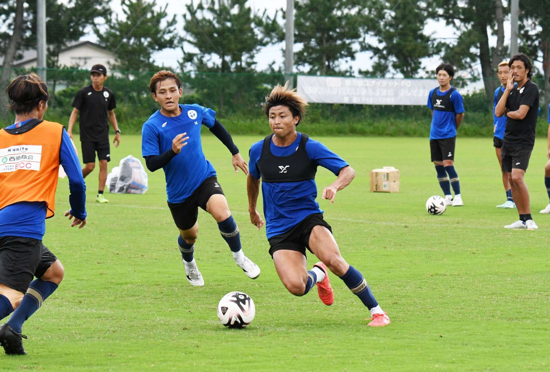 練習でゴール前に攻め込む鹿児島ＵのＦＷ福田（手前）＝ユニータ
