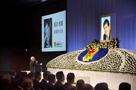 〈関連〉弔辞を述べる亀井静香・元衆院議員＝２３日、東京都港区