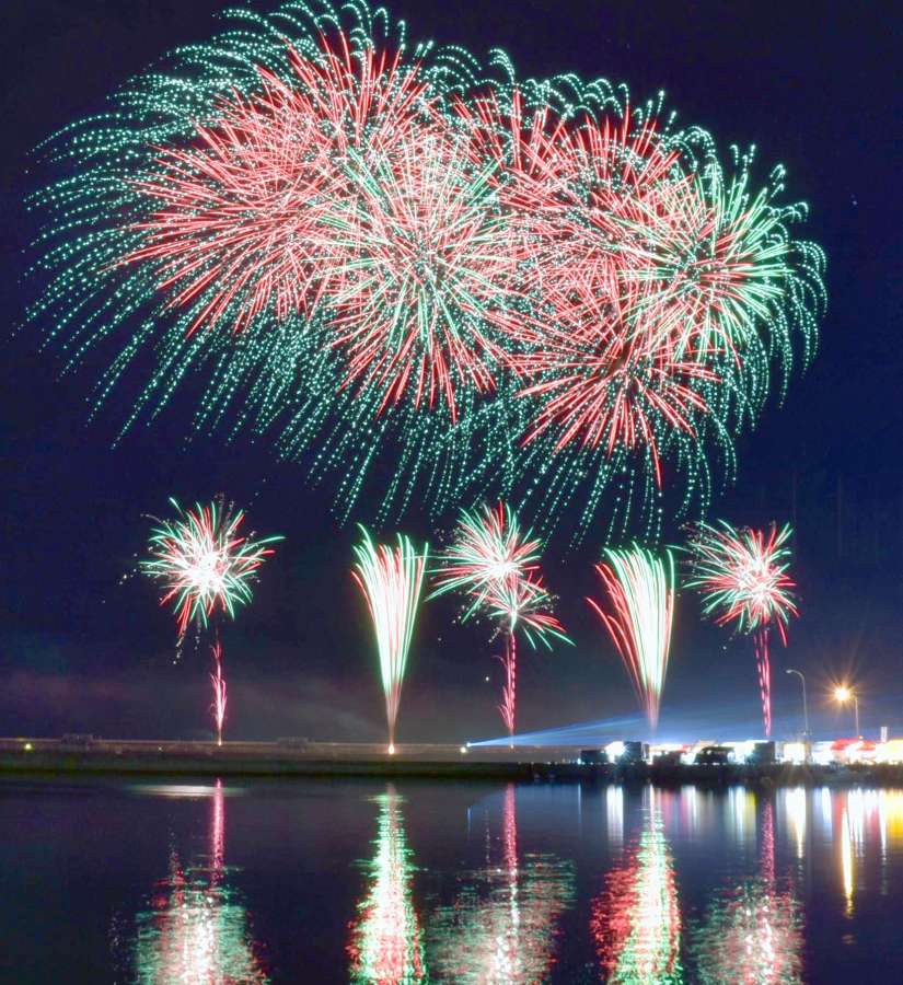水辺と夜空を鮮やかに彩る花火＝１２日、阿久根市の阿久根新港