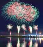 水辺と夜空を鮮やかに彩る花火＝１２日、阿久根市の阿久根新港