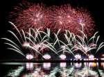 水辺と夜空を鮮やかに彩る花火＝阿久根市の阿久根新港