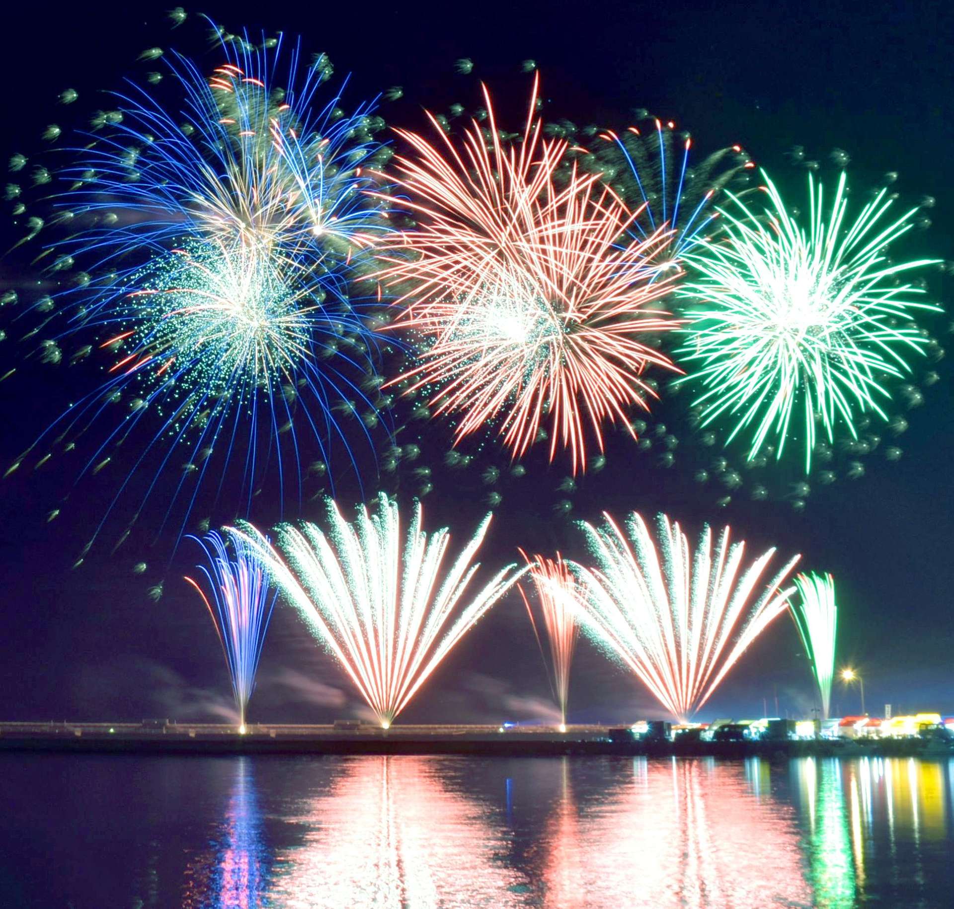 水辺と夜空を鮮やかに彩る花火＝１２日、阿久根市の阿久根新港