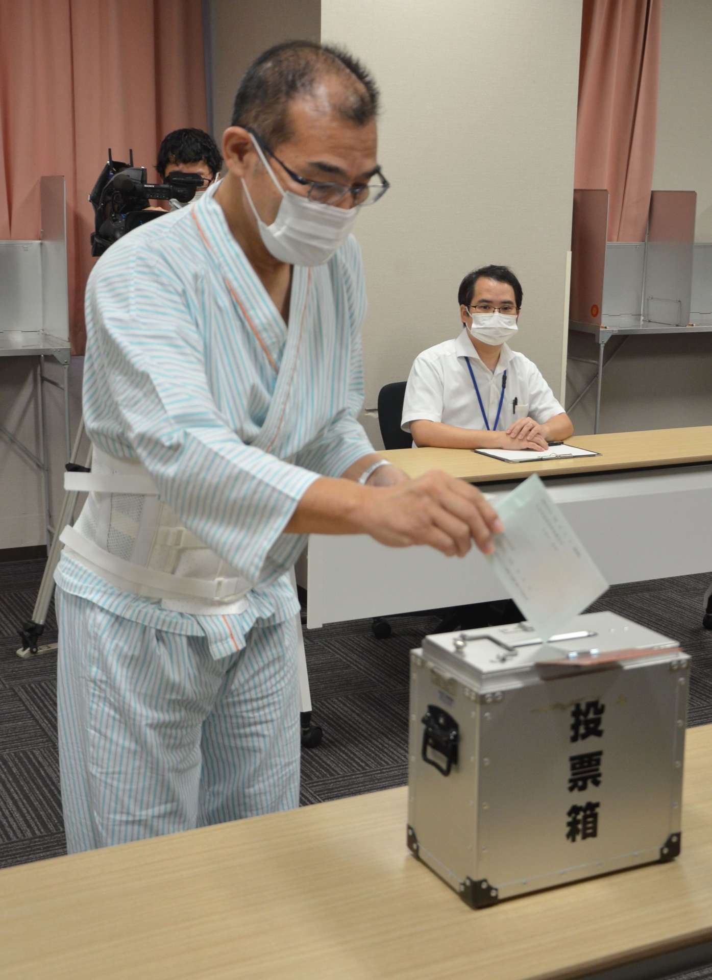 不在者投票をする入院患者＝２３日、鹿児島市立病院