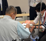 不在者投票をする入院患者＝２３日、鹿児島市立病院