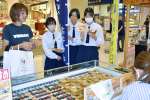イオン九州とコラボレーションした商品を説明する鹿児島女子高の生徒（中央）＝鹿児島市のイオンモール鹿児島