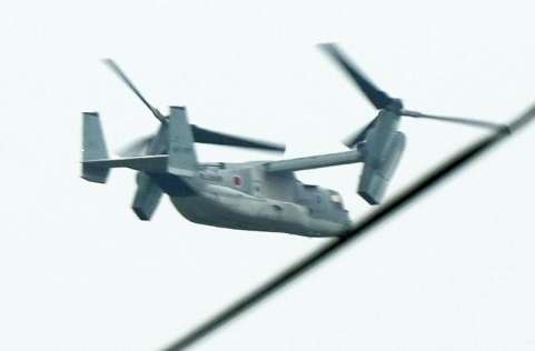 〈別カット〉２３日に緊急着陸し点検を受けた陸自木更津駐屯地のＶ２２オスプレイ＝２４日午前１０時２分、海自鹿屋基地