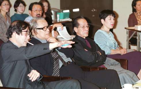 南日本美術展の作品審査に臨む高階秀爾さん（手前左から３番目）＝２００１年１１月、鹿児島市の黎明館