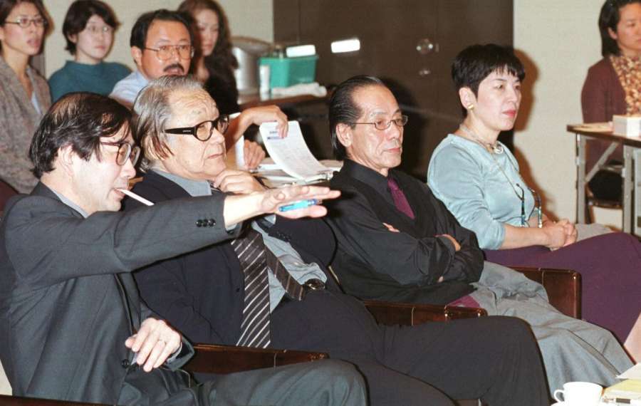 南日本美術展の作品審査に臨む高階秀爾さん（手前左から３番目）＝２００１年１１月、鹿児島市の黎明館