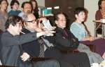 南日本美術展の作品審査に臨む高階秀爾さん（手前左から３番目）＝２００１年１１月、鹿児島市の黎明館