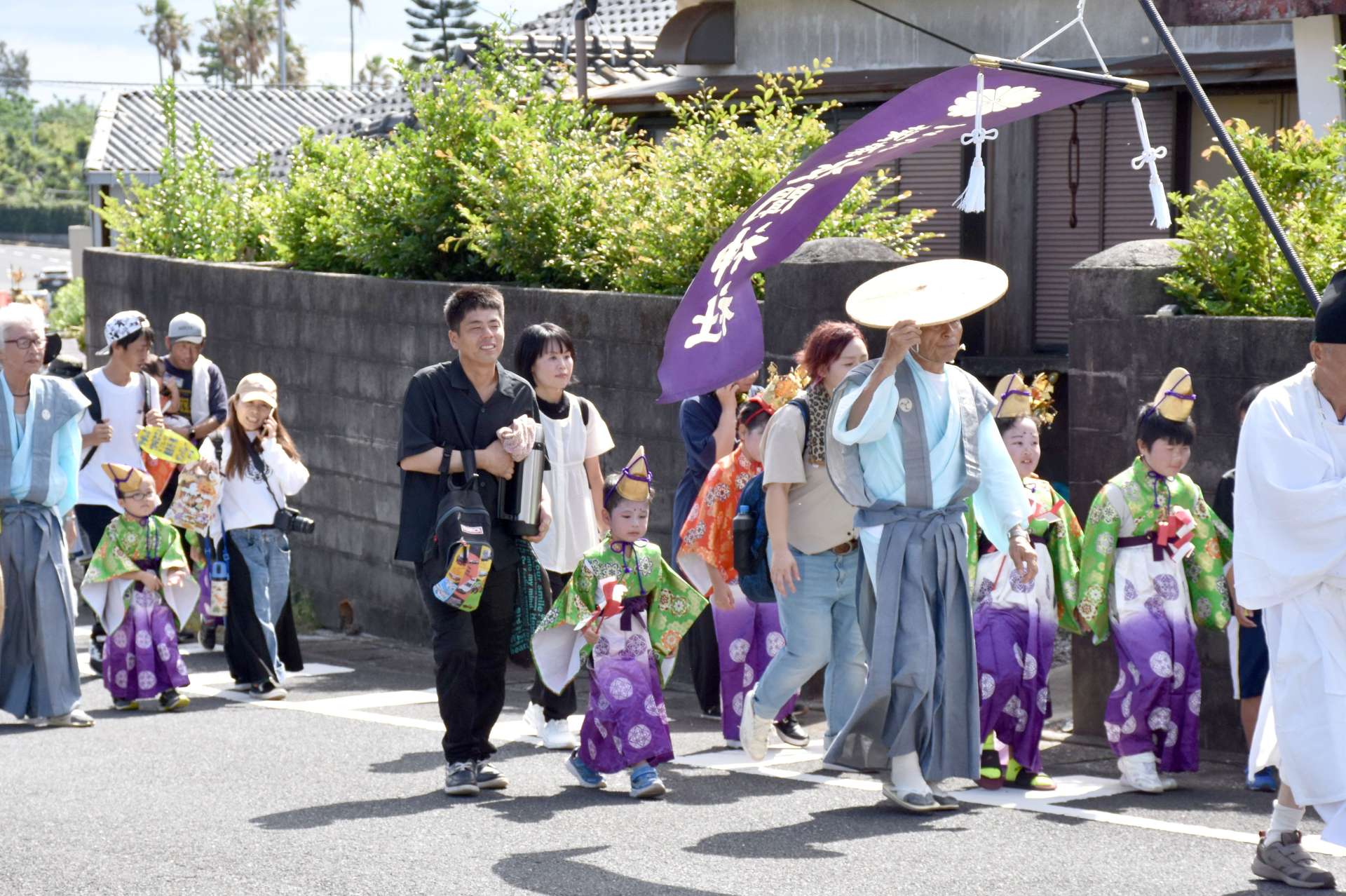 稚児行列で集落を練り歩く人々＝１６日、指宿市開聞川尻