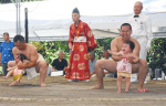 力士に抱えられ、土俵入りする赤ちゃん＝指宿市の枚聞神社