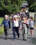 津波避難訓練で、防災バッグを背負って避難する住民＝錦江町神川