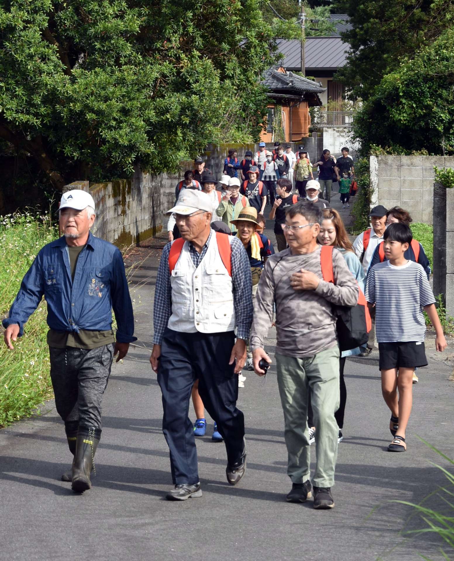 津波避難訓練で、防災バッグを背負って避難する住民＝錦江町神川