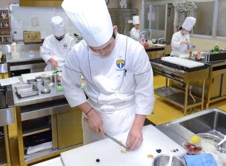 日置の特産品を使った料理作りに挑戦する鹿児島城西高校の生徒たち＝日置市の同校