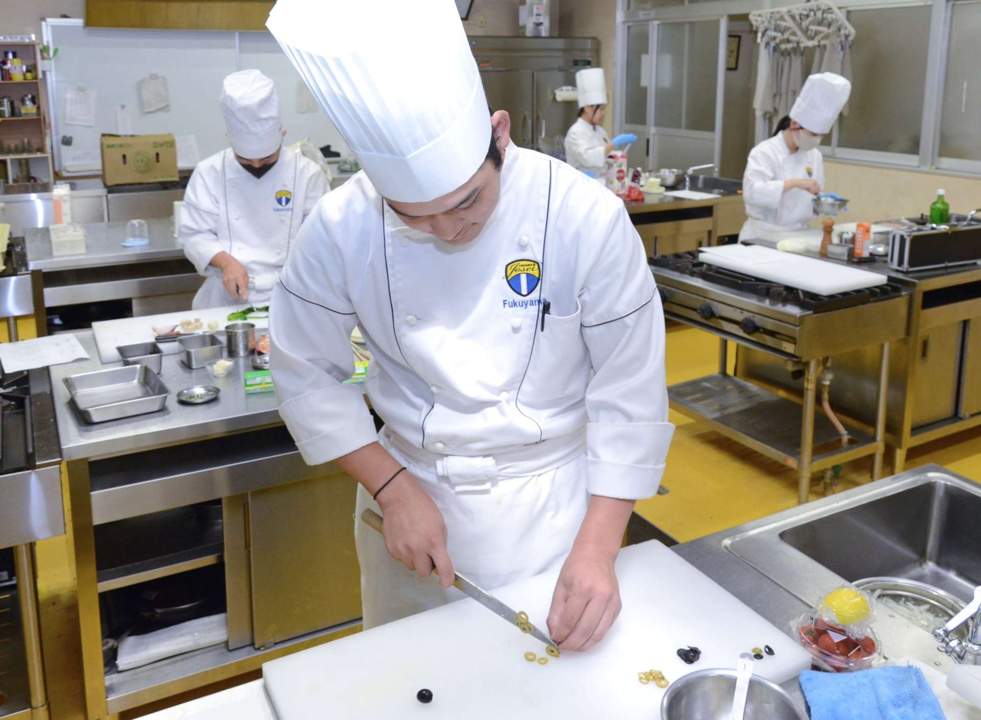 日置の特産品を使った料理作りに挑戦する鹿児島城西高校の生徒たち＝日置市の同校
