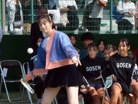 始球式で中学生選手とボールを打ち合う足立梨花さん＝都城市妻ケ丘町