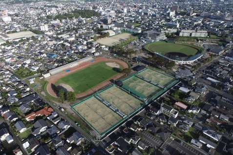 リニューアルされた都城運動公園テニスコートの空撮写真（都城市提供）