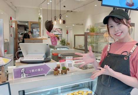 〈別カット〉投票所の方向を示した矢印を掲示する飲食店＝２３日、鹿児島市の天文館