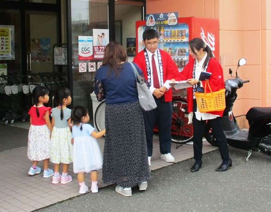 買い物客に投票を呼びかける高校生ら＝垂水市（市選管提供）
