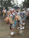 激しい雨の中、勇壮な踊りを奉納する下山田西豊年太鼓踊り保存会＝南九州市川辺の竹屋神社