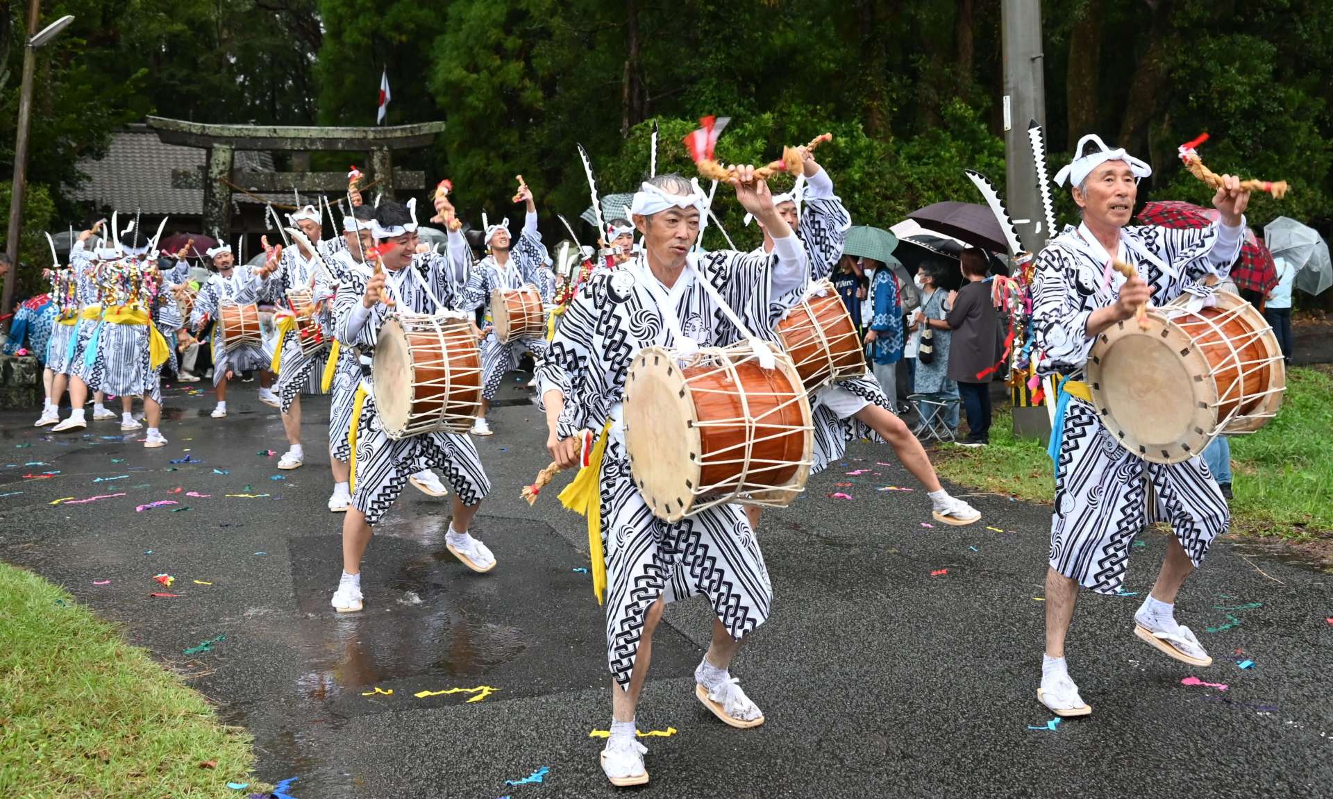 竹屋神社に勇壮な踊りを奉納する下山田西豊年太鼓踊り保存会＝南九州市川辺