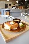 松方正義の朝食を再現した「松方モーニングトースト」＝鹿児島市の黎明館