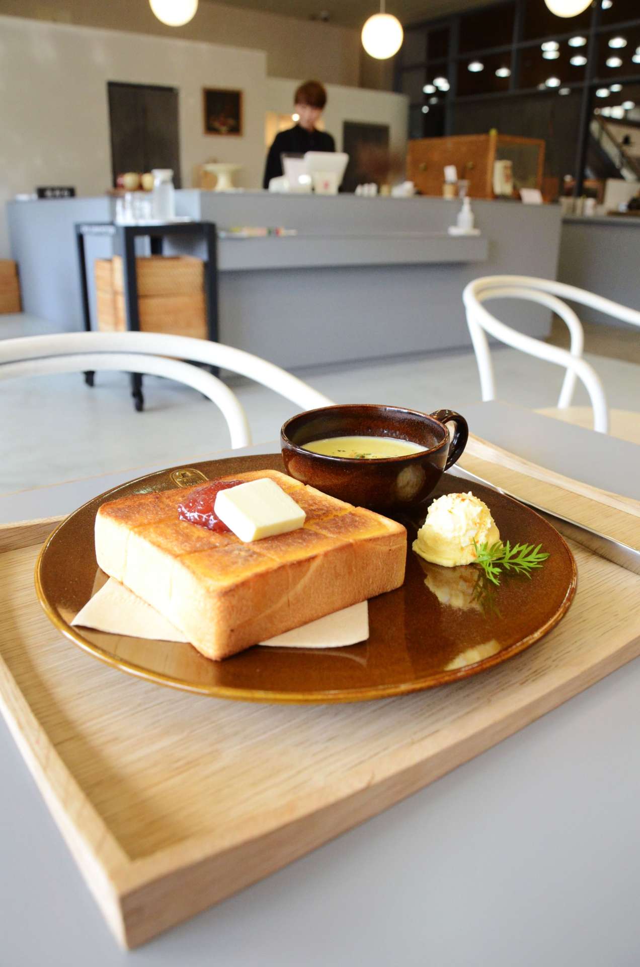 松方正義の朝食を再現した「松方モーニングトースト」＝鹿児島市の黎明館