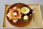 松方正義の朝食を再現した「松方モーニングトースト」＝鹿児島市の黎明館