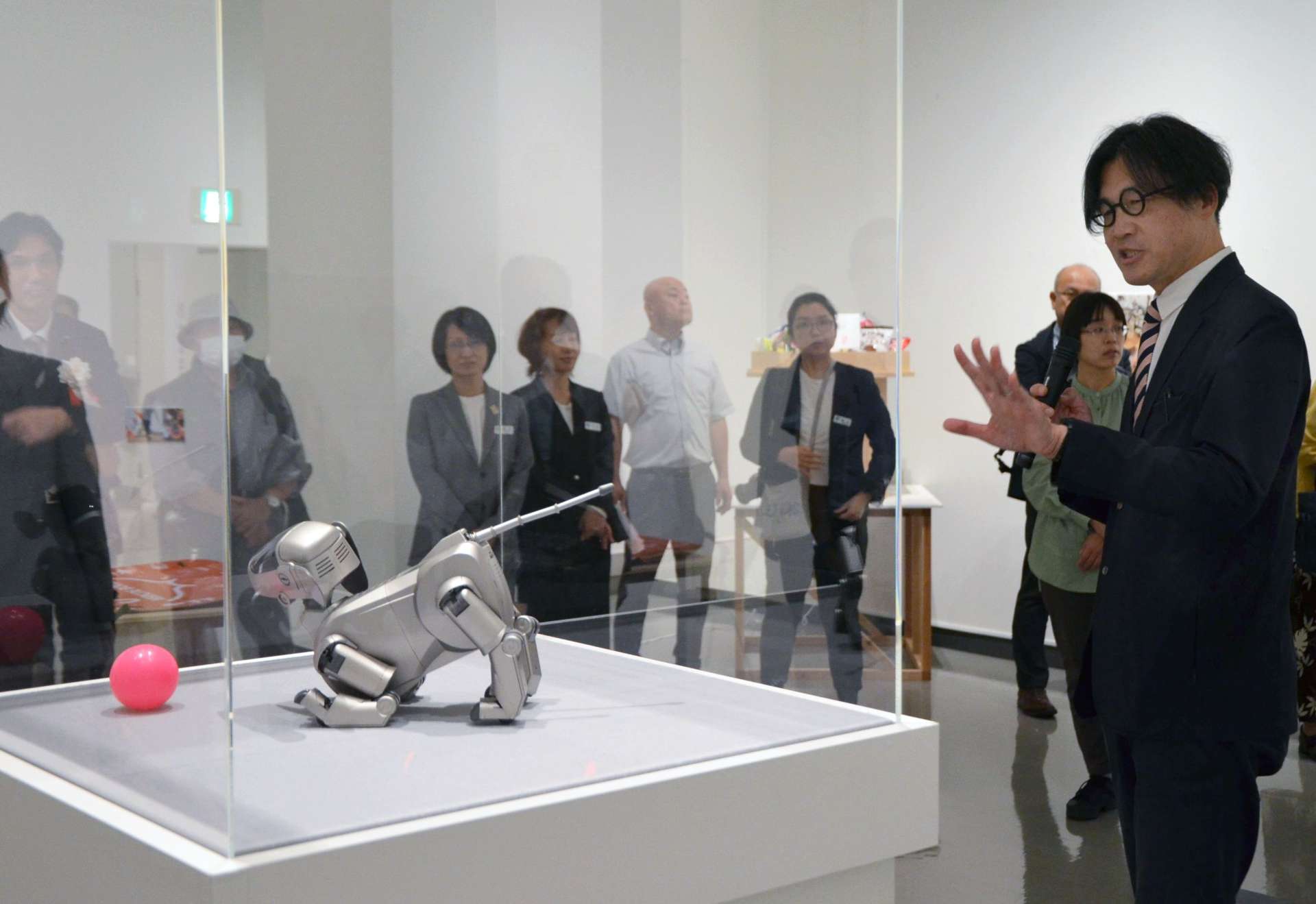 グッドデザイン賞受賞作品について解説する秋元淳さん（写真右））＝２５日、都城市立美術館