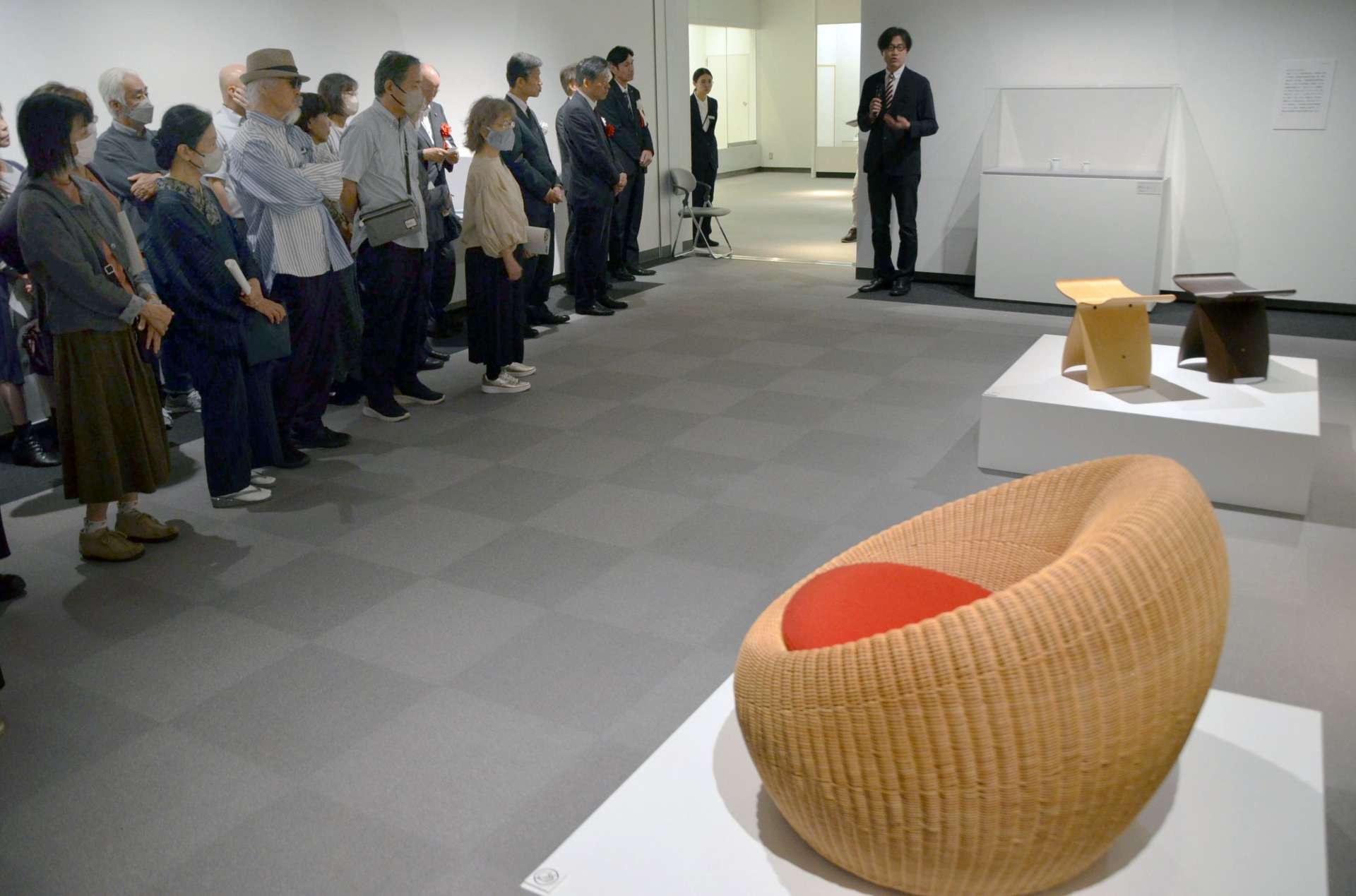 グッドデザイン賞受賞作品について解説する秋元淳さん（写真右）＝２５日、都城市立美術館