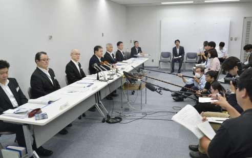 〈関連〉定例会見で記者の質問に答える県警幹部（左）＝２５日午後１時５５分ごろ、鹿児島市の県警本部