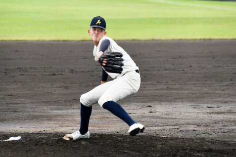 〈関連〉エナジック戦で力投する神村の先発・早瀬＝別大興産スタジアム