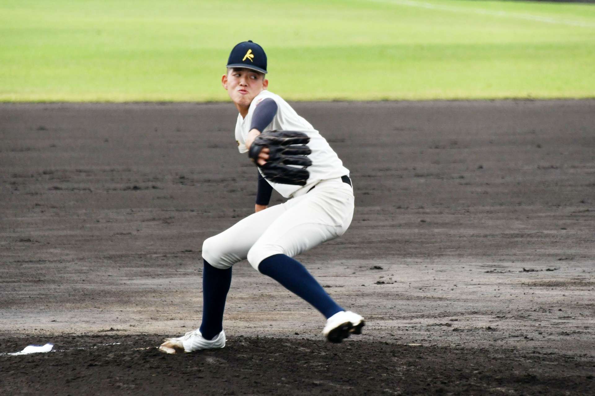 〈関連〉エナジック戦で力投する神村の先発・早瀬＝別大興産スタジアム