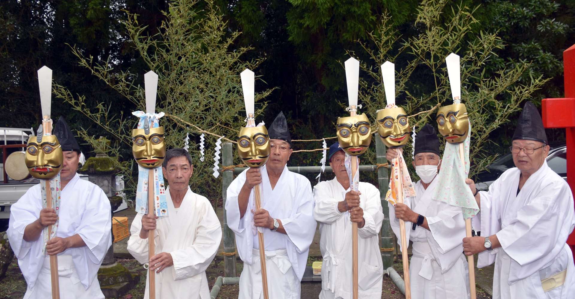 復元された６王子の仮面を披露する氏子ら＝曽於市大隅の投谷八幡宮