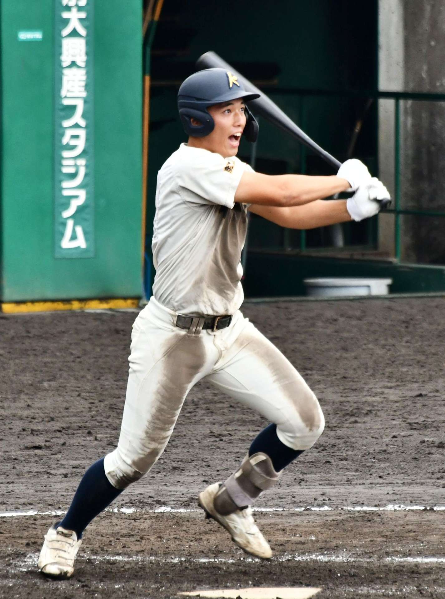 ９回表神村無死満塁、代打・小山が右犠飛を放つ＝別大興産スタジアム