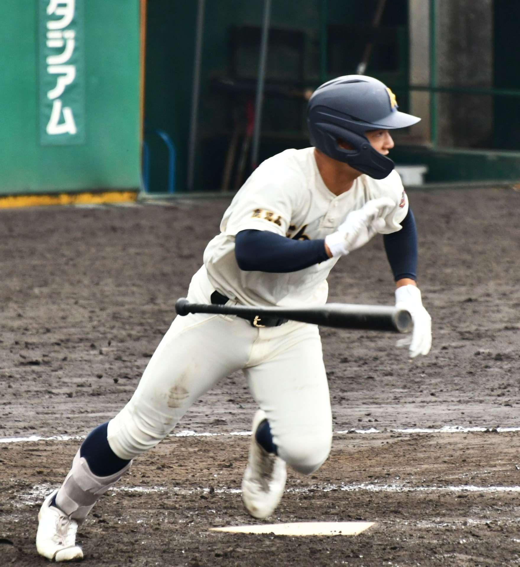 ９回表神村無死一塁、入耒田が中前打を放ち好機を広げる＝別大興産スタジアム
