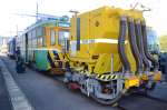 老朽化のため引退が決まった「芝刈り電車」とヘッドライトが印象的な散水電車＝鹿児島市上荒田町の市交通局