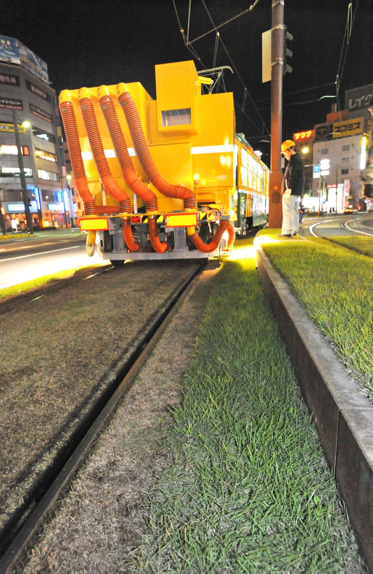 芝刈り電車にきれいに刈り込まれた緑化軌道