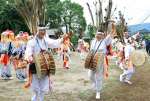 鮮やかな飾りを背負って踊る参加者＝南さつま市加世田小湊
