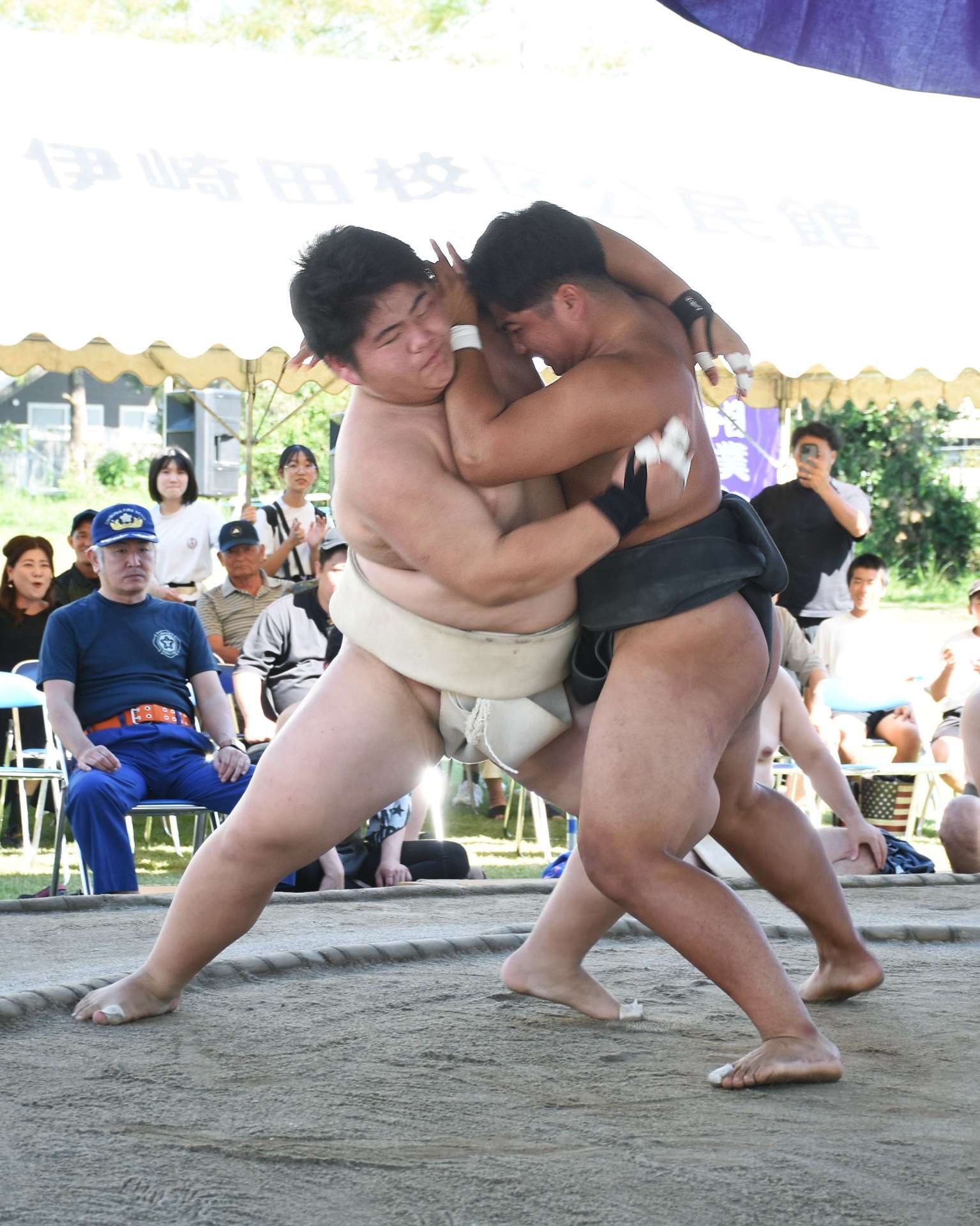 熱戦を繰り広げる小学生＝志布志市の伊崎田小相撲場