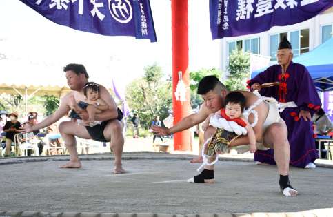 〈関連〉赤ちゃんの健やかな成長を祈り土俵入りする親子＝志布志市の伊崎田小相撲場