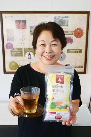 コーヒーの果実を使った商品を手にする山下さつきさん＝和泊町のノアコーヒーおきのえらぶ店
